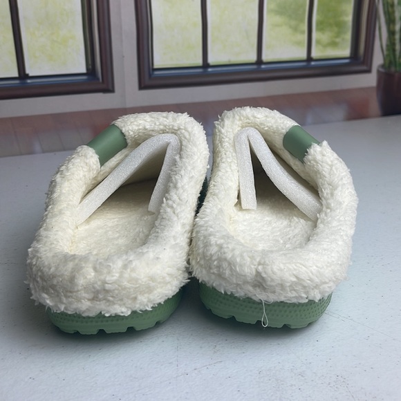 Women Crocs With Soft Insides - Picture 2 of 4